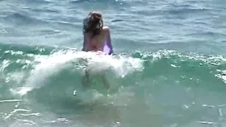 Die kleine April zeigt ihren Körper im Freien