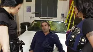 Zwei hungrige Brünetten werden von einem glücklichen Hengst gefickt und gecremt