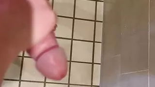 Nachbarin hat es wieder getan. In der Dusche gewichst