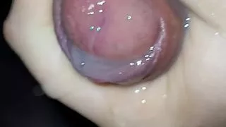 Sehr sexy und heißer männlicher Handjob im Zug