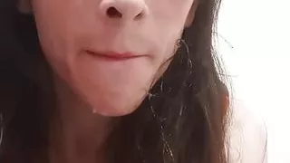 Sissy spielt mit ihrem Sperma