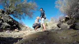 Sperma aus der Hand schlürfen bei einer Wanderung mit Mya Lane