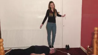 High-heeled Babe tanzt und trampelt Sklaven Kopf