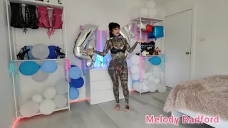 Roter und schwarzer Micro-Bikini zum Anprobieren - Melody Radford