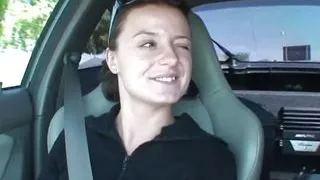 Bikini Babe spielt mit ihrem heißen runden Hintern