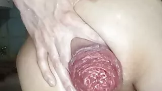 Riesiger Analvorfall und erstaunlicher Faustfick im Badezimmer von einem sehr sexy, dünnen jungen Kerl