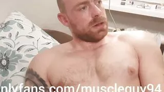 Wichsen zu Hause mit Muskelschau