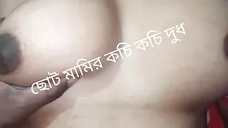 Chhoto mamir kochi kochi dudh chepe chudlam