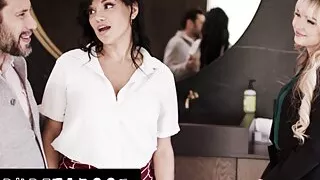 PURE TABOO Heiße Immobilienmaklerin Lilly Bell verführt verheirateten Mann zum Fremdgehen während der Hausbesichtigung