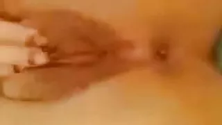 Niedliches nacktes Mädchen zeigt ihre jungfräuliche Muschi