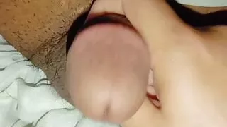 Heißes pakistanisches Mädchen nimmt geilen Schwanz in die Hand und spielt auch gerne Wichse