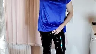 Sexy Crossdresser Satinbluse und PVC Leggings heiß