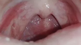 sexy heißes Mädchen steckt Finger in heiße Muschi