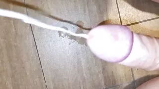 Freihändiger Cumshot auf dem Boden