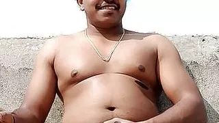 Indischer Bottom Boy Saurabh masturbiert im offenen Raum