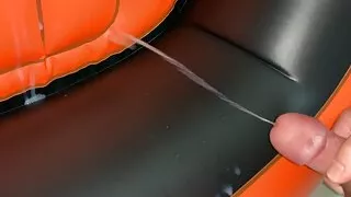 Kleiner Penis, der auf einem Schlauchboot abspritzt - Shooting A Load Fetisch
