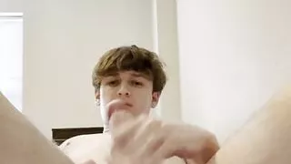 Gelangweilter Twink wichst Schwanz und Sperma