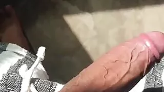 Cuando estoy solo y aburrido me dan ganas de jugar con mi  verga