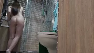 Meine nackte Stiefschwester beim Frisieren und Schminken gefilmt