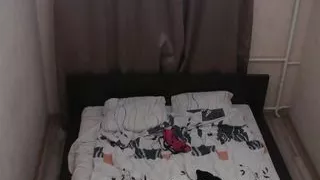 Ich habe mein Mädchen dabei gefilmt, wie sie sich mit einem Vibrator in ihrem Bett vergnügt.