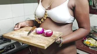 Indische Ehefrau in der Küche Sex beim Zwiebelschneiden