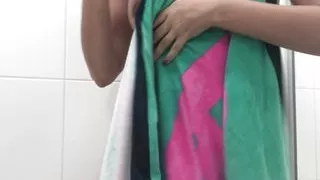 Die Muschi trocknen, die ganz nass war