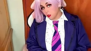 Süßes molliges Cosplay Trans masturbiert bis zum Pinkeln