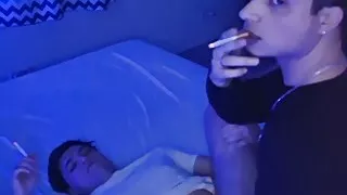 Heißes schwules Paar beim Rauchen und Bareback-Zucht