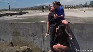 Dunkelhaarige Göre spaziert nackt herum