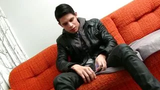 Skinny Amateur Straight Guy Luis wichst ab