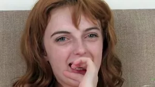 Lola Gatsby zieht sich aus, um ihre haarige Muschi zu reiben