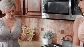 Jade Venus Is Meeting Her Mother-In-Law For The First Time And Her Pussy At The Same Time - Trans Angels