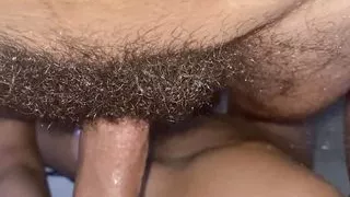 Den dünnen Mann im Badezimmer lutschen