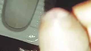 Junger Junge Badezimmer husth Muth