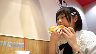 Eine Japanerin mit süßem Gesicht, Blowjob und Creampie Sex zum ersten Mal mit rasierter Muschi unzensiert