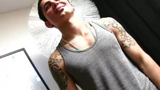 Tätowierter Amateur Heterosexueller Martin wichst seinen Schwanz