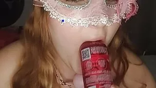 ruiva brincando com seu vibrador