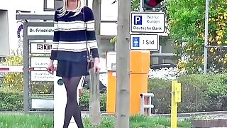 Öffentlicher Spaziergang - Tranny draußen in der Stadt