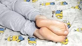 die Füße zu streicheln und sich mit Fußcreme einzucremen