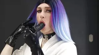 Crossdresser Ausbildung Deepthroat Blowjob auf großem Dildo