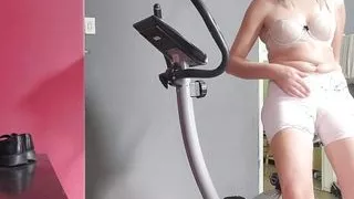 Meine Freundin wird immer geil, wenn sie auf dem Trainingsrad sitzt.