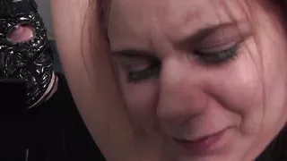 Eine pummelige deutsche Brünette wird von ihrem Meister bestraft