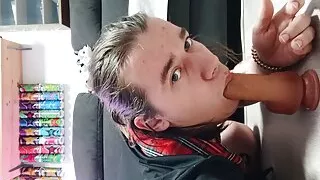 Sexy Schulmädchen fickt richtig geil!