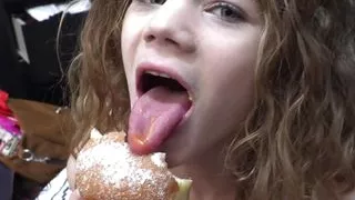 Zierliches Dessous-Babe saugt vor dem Sex in erotischem Pov-Paar