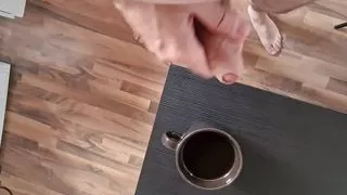 Russischer Mann masturbiert und sperma in Kaffee, den er dann trinkt