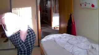 Oma, die sich in weißer Unterwäsche anzieht