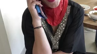 Milf arabe aux gros seins et gros cul invite soldats americains chez elle