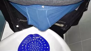 Molliger Bator im Badezimmer Universität