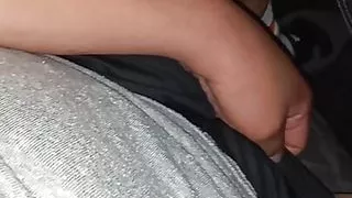 Chubby Bator frottiert kleinen Schwanz in der Straße auf Auto