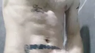 Wichsen in der öffentlichen Dusche